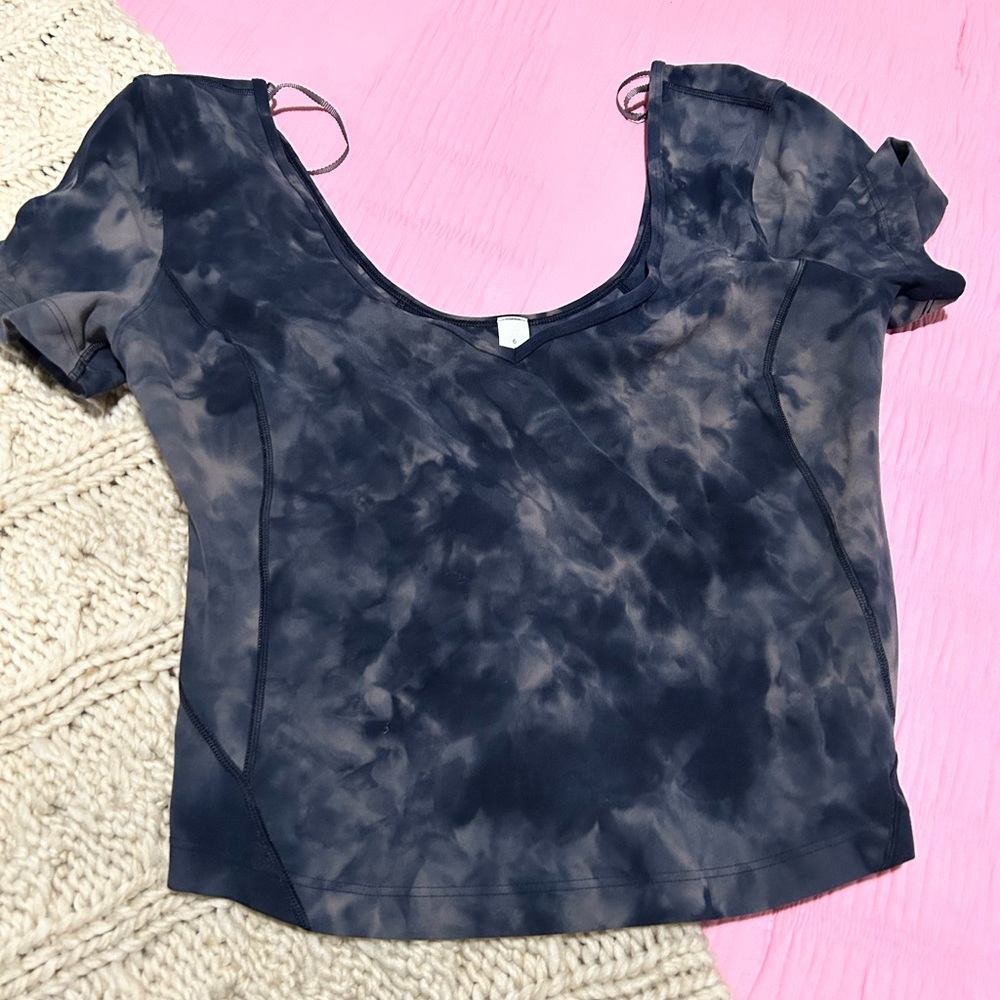 Never worn Size 6 lululemon align tee